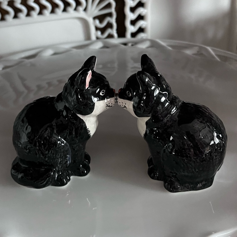 EUC Vintage Pair of Black Cat Magnetic salt and pepper shakers - Picture 10 of 16
